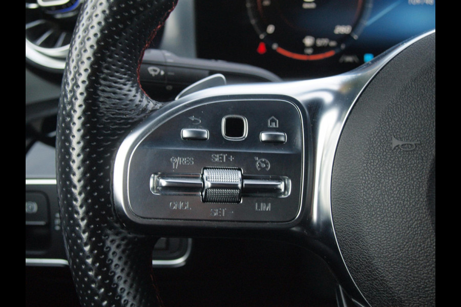 Mercedes-Benz CLA-Klasse 250 e AMG Line | Black Optic | Camera | Sfeerverlichting | Sportstoelen | 19 Inch | NL-Auto |