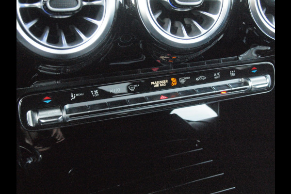 Mercedes-Benz CLA-Klasse 250 e AMG Line | Black Optic | Camera | Sfeerverlichting | Sportstoelen | 19 Inch | NL-Auto |