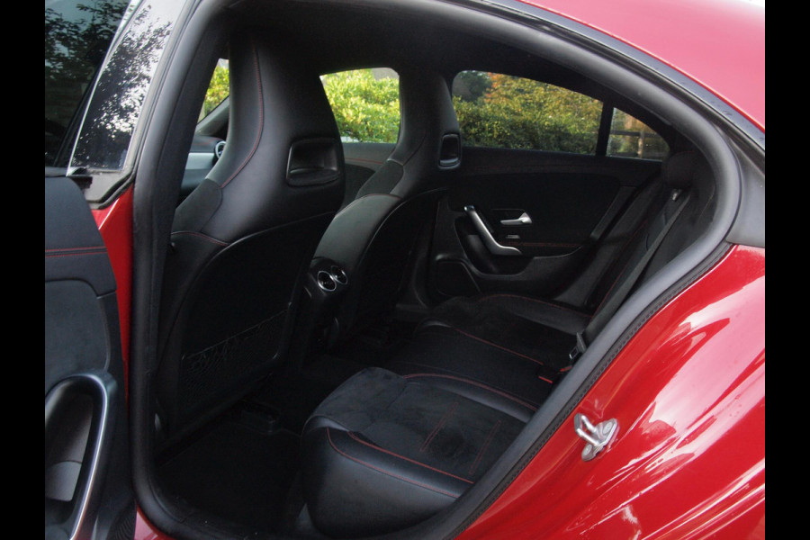 Mercedes-Benz CLA-Klasse 250 e AMG Line | Black Optic | Camera | Sfeerverlichting | Sportstoelen | 19 Inch | NL-Auto |
