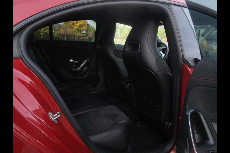 Mercedes-Benz CLA-Klasse 250 e AMG Line | Black Optic | Camera | Sfeerverlichting | Sportstoelen | 19 Inch | NL-Auto |