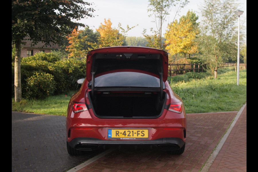 Mercedes-Benz CLA-Klasse 250 e AMG Line | Black Optic | Camera | Sfeerverlichting | Sportstoelen | 19 Inch | NL-Auto |