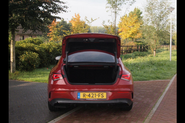 Mercedes-Benz CLA-Klasse 250 e AMG Line | Black Optic | Camera | Sfeerverlichting | Sportstoelen | 19 Inch | NL-Auto |