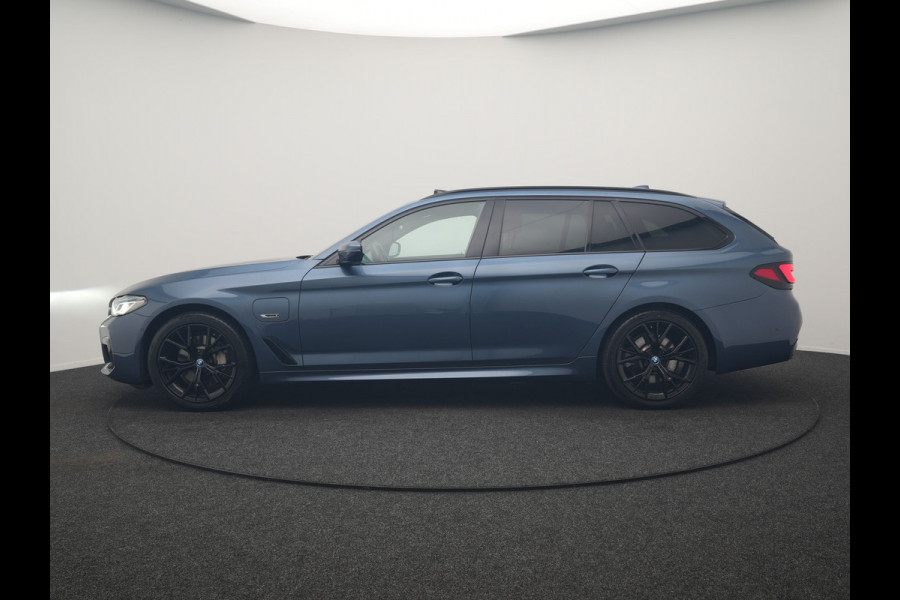 BMW 5 Serie Touring 530e M Sport PHEV 293pk Dealer O.H. | Active Steering | Trekhaak Af Fabriek | Panodak | Head Up | Adaptive Cruise | Adaptief Onderstel | Camera | Laser LED | Lederen Comfortstoelen Memory & Verwarmd | Sfeerverlichting | Blis |  Plug In Hybrid |