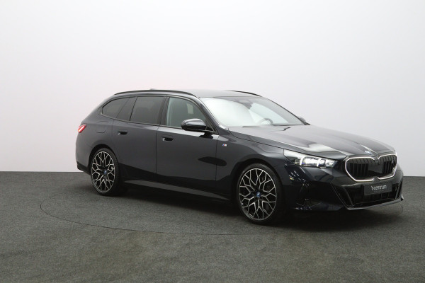 BMW i5 Touring eDrive40 M Sport Edition 84 kWh 340 PK, SOH 97 %, Panoramadak, Trekhaak, 360 Camera, H/K Sound,