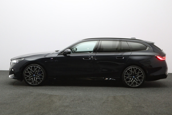 BMW i5 Touring eDrive40 M Sport Edition 84 kWh 340 PK, SOH 97 %, Panoramadak, Trekhaak, 360 Camera, H/K Sound,