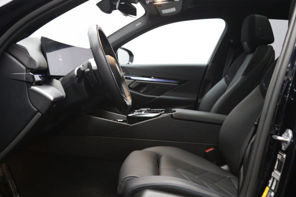 BMW i5 Touring eDrive40 M Sport Edition 84 kWh 340 PK, SOH 97 %, Panoramadak, Trekhaak, 360 Camera, H/K Sound,