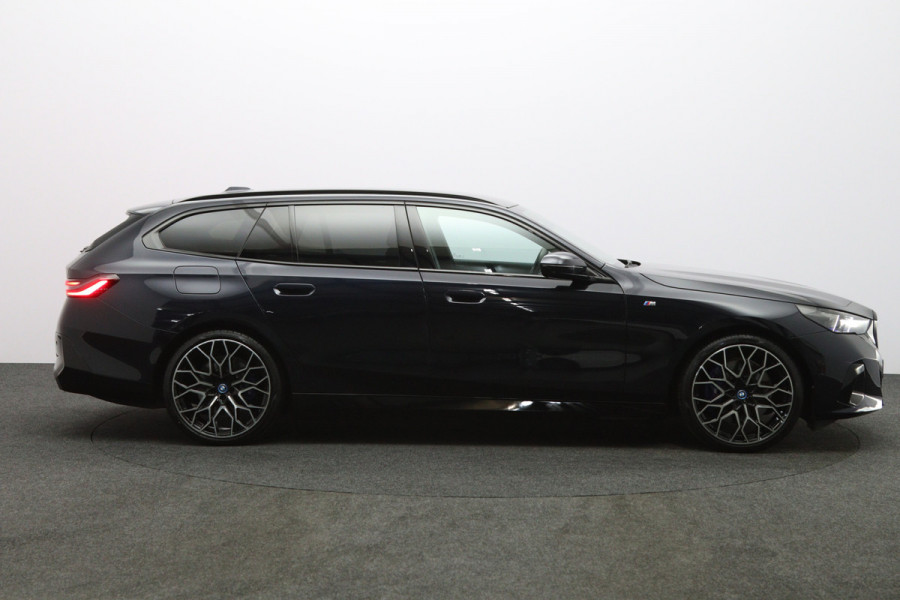 BMW i5 Touring eDrive40 M Sport Edition 84 kWh 340 PK, SOH 97 %, Panoramadak, Trekhaak, 360 Camera, H/K Sound,