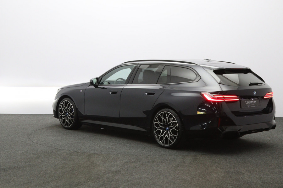 BMW i5 Touring eDrive40 M Sport Edition 84 kWh 340 PK, SOH 97 %, Panoramadak, Trekhaak, 360 Camera, H/K Sound,