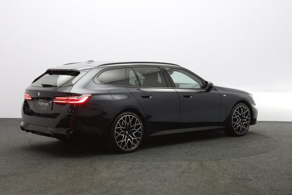 BMW i5 Touring eDrive40 M Sport Edition 84 kWh 340 PK, SOH 97 %, Panoramadak, Trekhaak, 360 Camera, H/K Sound,