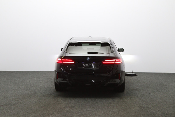 BMW i5 Touring eDrive40 M Sport Edition 84 kWh 340 PK, SOH 97 %, Panoramadak, Trekhaak, 360 Camera, H/K Sound,