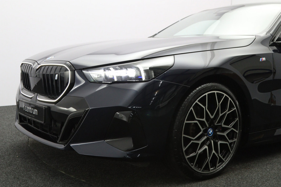 BMW i5 Touring eDrive40 M Sport Edition 84 kWh 340 PK, SOH 97 %, Panoramadak, Trekhaak, 360 Camera, H/K Sound,