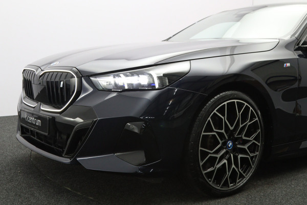 BMW i5 Touring eDrive40 M Sport Edition 84 kWh 340 PK, SOH 97 %, Panoramadak, Trekhaak, 360 Camera, H/K Sound,