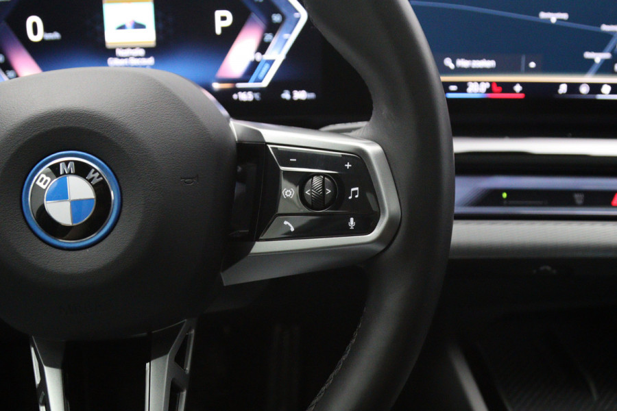 BMW i5 Touring eDrive40 M Sport Edition 84 kWh 340 PK, SOH 97 %, Panoramadak, Trekhaak, 360 Camera, H/K Sound,