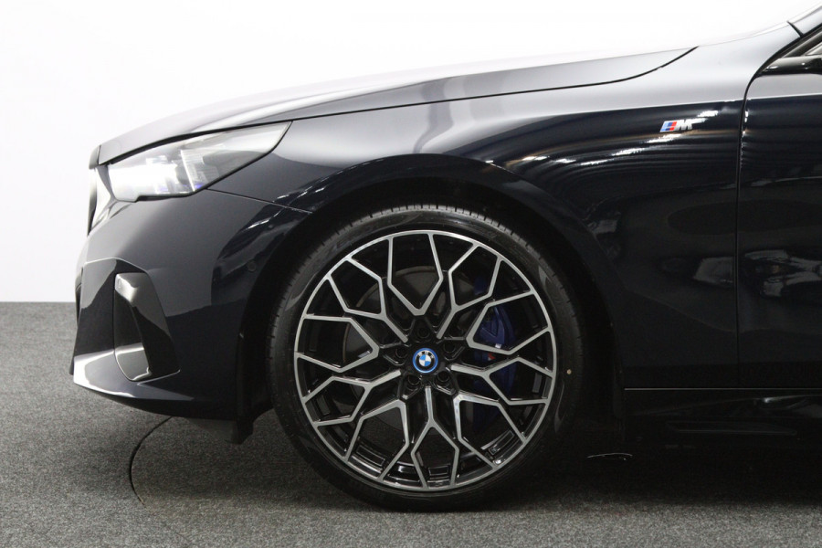 BMW i5 Touring eDrive40 M Sport Edition 84 kWh 340 PK, SOH 97 %, Panoramadak, Trekhaak, 360 Camera, H/K Sound,