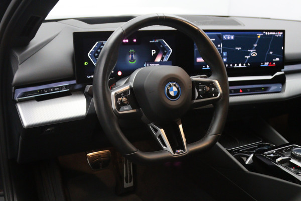 BMW i5 Touring eDrive40 M Sport Edition 84 kWh 340 PK, SOH 97 %, Panoramadak, Trekhaak, 360 Camera, H/K Sound,