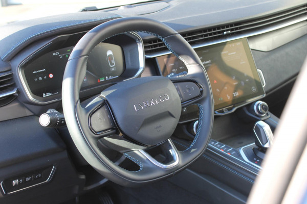 Lynk & Co 01 /360 Camera/ Adaptieve cruise control/ Elektrische stoelen/ BLIS/ Stoelverwarming/ Elektrische achterklep/ Climate control/ Parkeersensoren met camera/ Regensensor/ Keyless entry