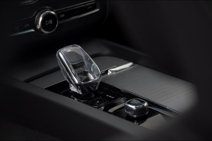Volvo XC60 T6 350pk Automaat Plug-in AWD Ultra Black Edition Luchtvering/ Bowers & Wilkins/ Leder dashboard/ Adaptive cruise control/ Google infotainment/ 360Camera/ Keyless entry/