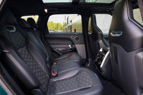Land Rover Range Rover Sport P575 SVR | UNIEK! | SVO RACING GREEN | 24'' VOSSEN | 4X STOELVERKOELING | DEALER ONDH | HUD | ELEK TREKHAAK |