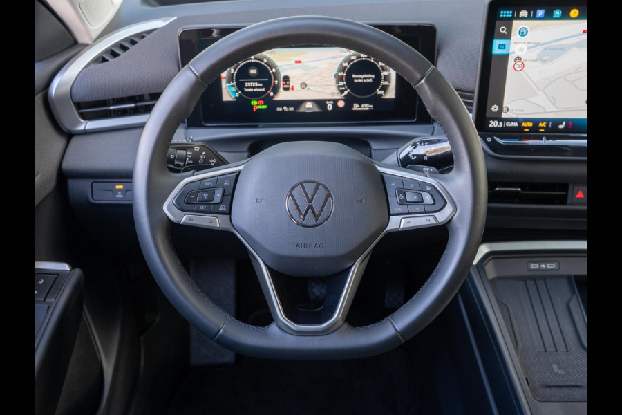 Volkswagen T-Roc 1.5 eTsi Life | Stoelverwarming | Camera | Adaptive Cruise