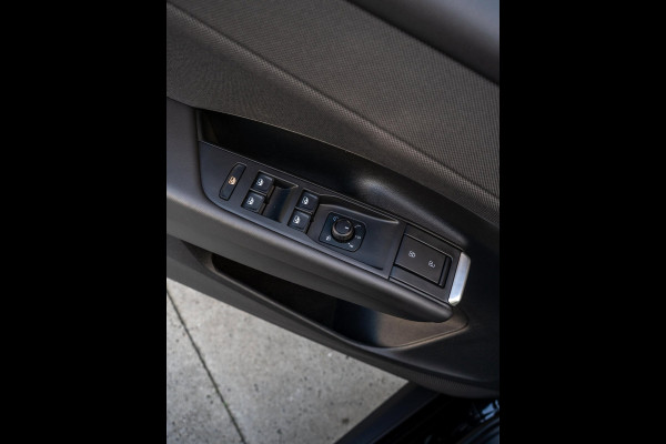 Volkswagen T-Roc 1.5 eTsi Life | Stoelverwarming | Camera | Adaptive Cruise