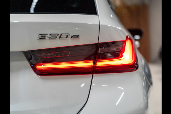 BMW 3 Serie Touring 330e M-Sport 292PK, Facelift, Shadow Line, Wide Screen, Voll Led, Navi, Adaptive Cruise, Voll Onderhoud
