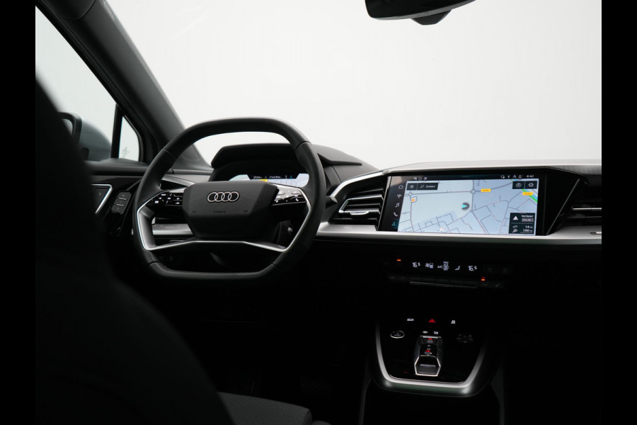 Audi Q4 e-tron 40 S Line 77 kWh 204pk Dealer O.H. | Panodak | Adaptive Cruise | Head Up | Camera | Matrix LED | Camera | Warmtepomp | Sportstoelen Memory & Verwarmd | Stuur Verwarmd | Apple Carplay | Navigatie | DAB |