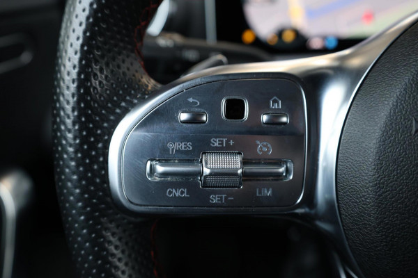 Mercedes-Benz A-Klasse 180 AMG Line BTW/LED/VIRTUAL/PANO/HALF LEER+ALCANTARA+S.VERWARMIN/18"LMV/CAM/ACC/ECC/12 MDN GARANTIE!