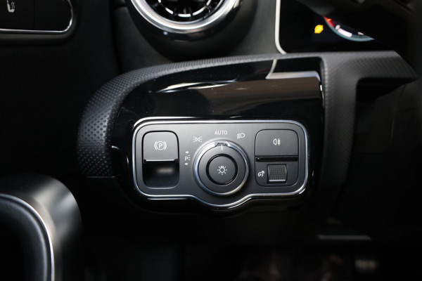 Mercedes-Benz A-Klasse 180 AMG Line BTW/LED/VIRTUAL/PANO/HALF LEER+ALCANTARA+S.VERWARMIN/18"LMV/CAM/ACC/ECC/12 MDN GARANTIE!