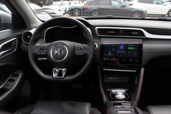 MG Mg zs ev EV Long Range Luxury 70 kWh / Trekhaak / Panoramadak / Camera / Leder / CarPlay / Keyless / 17'' / Stoelverwarming / Dodehoek / DAB / ACC