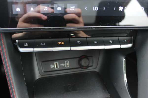 MG Mg zs ev EV Long Range Luxury 70 kWh / Trekhaak / Panoramadak / Camera / Leder / CarPlay / Keyless / 17'' / Stoelverwarming / Dodehoek / DAB / ACC