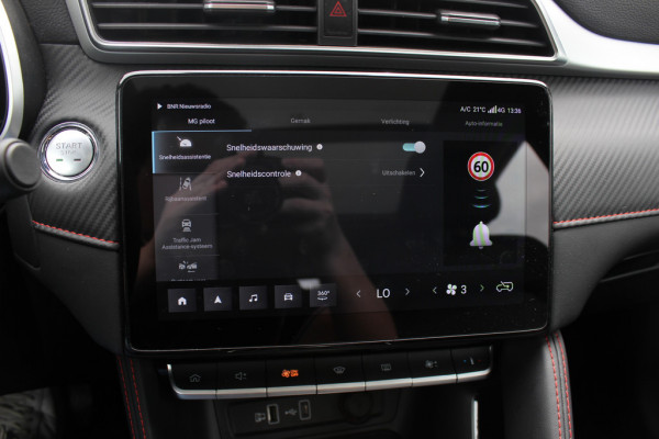MG Mg zs ev EV Long Range Luxury 70 kWh / Trekhaak / Panoramadak / Camera / Leder / CarPlay / Keyless / 17'' / Stoelverwarming / Dodehoek / DAB / ACC