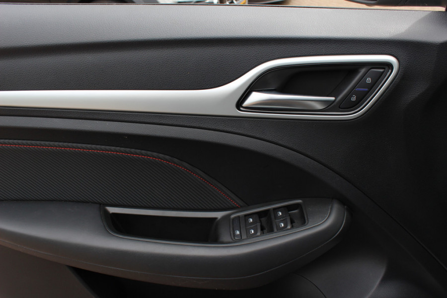 MG Mg zs ev EV Long Range Luxury 70 kWh / Trekhaak / Panoramadak / Camera / Leder / CarPlay / Keyless / 17'' / Stoelverwarming / Dodehoek / DAB / ACC