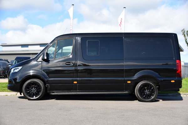 Mercedes-Benz Sprinter 319 3.0 CDI L2H1 DC Black Edition FULL OPTIONS! 360 Camera, Adaptieve Cruise, LED, 2 x Stoelverwarming, Standkacel, Autmaat, 10,5'' Mbux, Sensoren, Uniek!