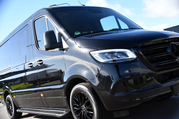 Mercedes-Benz Sprinter 319 3.0 CDI L2H1 DC Black Edition FULL OPTIONS! 360 Camera, Adaptieve Cruise, LED, 2 x Stoelverwarming, Standkacel, Autmaat, 10,5'' Mbux, Sensoren, Uniek!