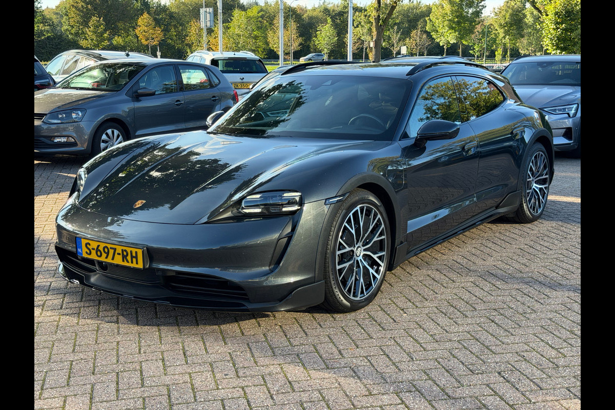 Porsche Taycan Cross Turismo 4 93 kWh / SoH 93,3% / Panoramadak / 360Camera / Passenger Display / Keyless / 20'' / Sportdesign+Chrono / Luchtvering / Stoelventilatie+Verwarming / Dodehoek / DAB / Cruise Control