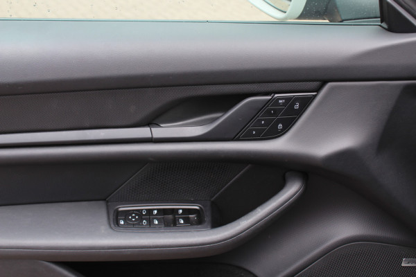 Porsche Taycan Sport Turismo 93 kWh / Panoramadak / 360Camera / Passenger Display / Luchtvering / 21'' / Adaptieve Stoelen / CarPlay / Keyless / Bose / Stoel+Stuurverwarming / Dodehoek / ACC