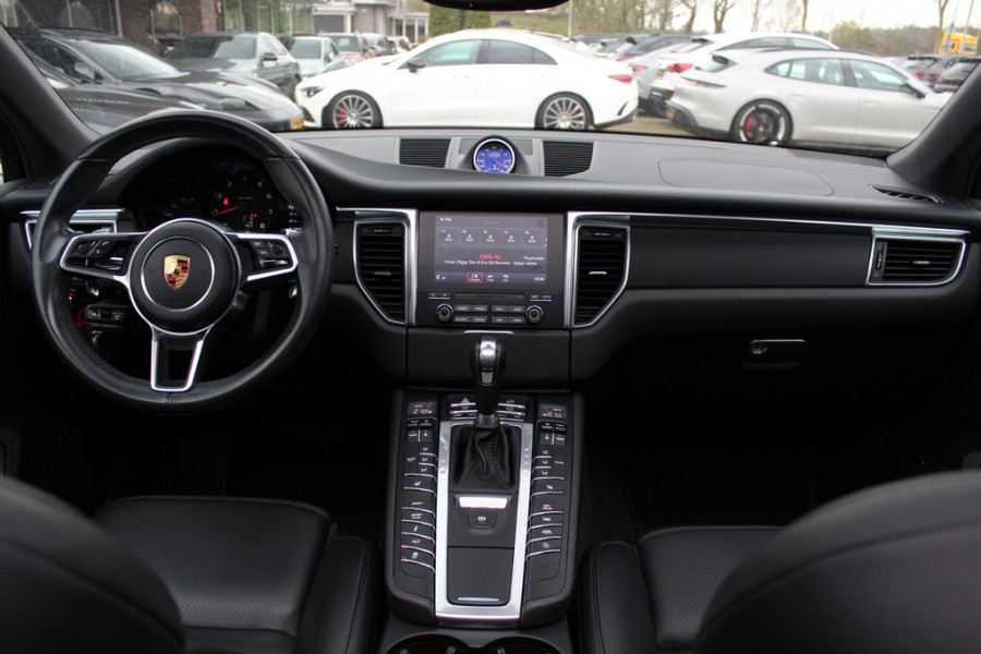 Porsche Macan 2.0 / Panoramadak / Camera / Luchtvering / Sportdesign+Chrono / 21'' / Adaptieve stoelen / CarPlay / Bose / DAB / Stoelverwarming / ACC