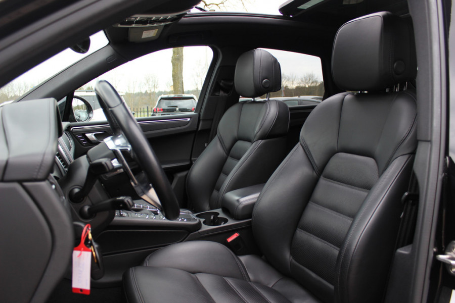 Porsche Macan 2.0 / Panoramadak / Camera / Luchtvering / Sportdesign+Chrono / 21'' / Adaptieve stoelen / CarPlay / Bose / DAB / Stoelverwarming / ACC