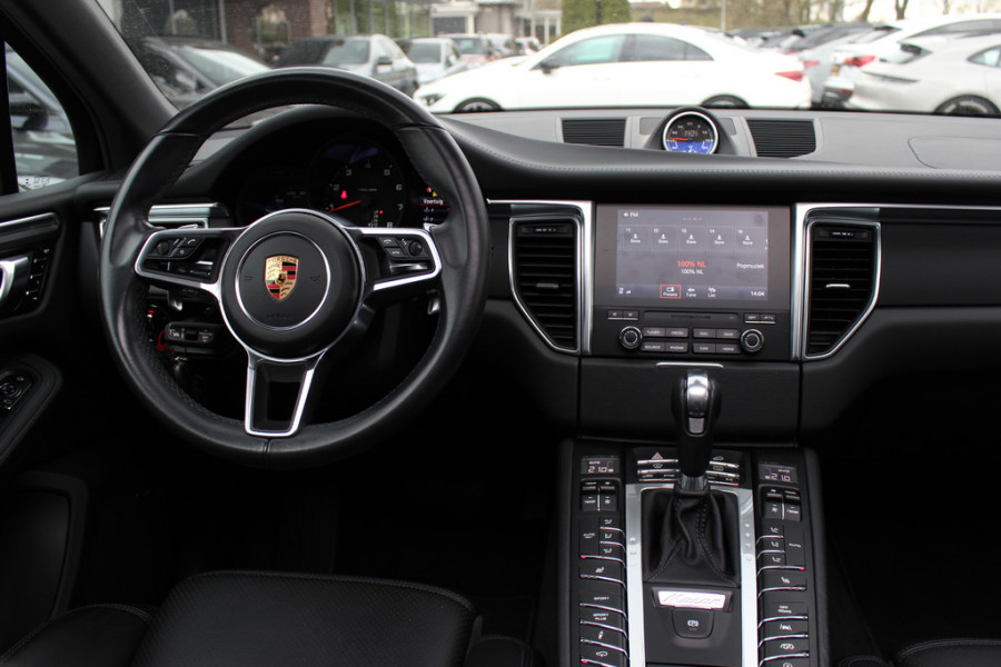 Porsche Macan 2.0 / Panoramadak / Camera / Luchtvering / Sportdesign+Chrono / 21'' / Adaptieve stoelen / CarPlay / Bose / DAB / Stoelverwarming / ACC