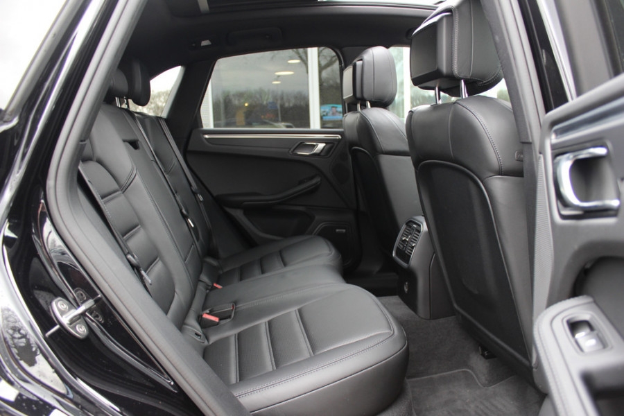 Porsche Macan 2.0 / Panoramadak / Camera / Luchtvering / Sportdesign+Chrono / 21'' / Adaptieve stoelen / CarPlay / Bose / DAB / Stoelverwarming / ACC
