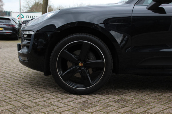 Porsche Macan 2.0 / Panoramadak / Camera / Luchtvering / Sportdesign+Chrono / 21'' / Adaptieve stoelen / CarPlay / Bose / DAB / Stoelverwarming / ACC