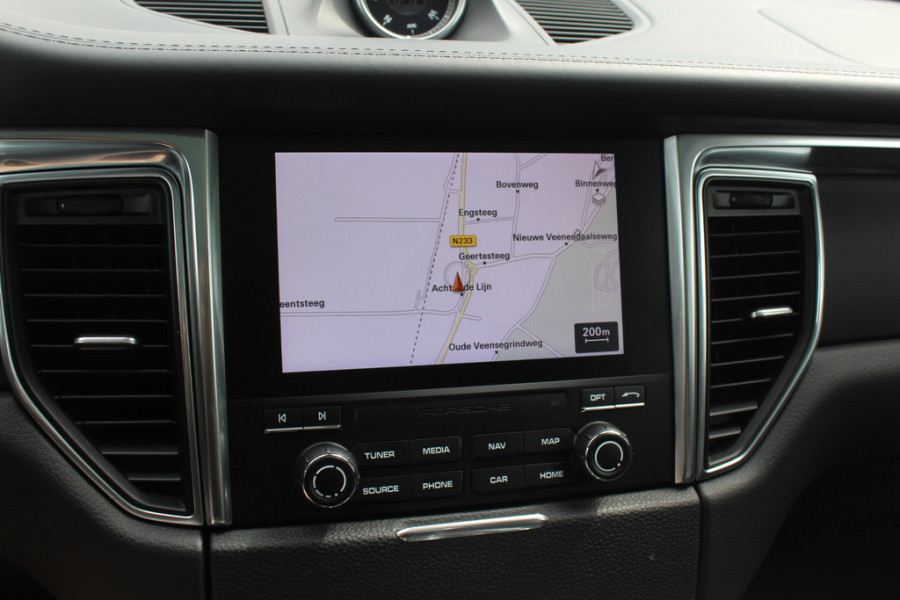 Porsche Macan 2.0 / Panoramadak / Camera / Luchtvering / Sportdesign+Chrono / 21'' / Adaptieve stoelen / CarPlay / Bose / DAB / Stoelverwarming / ACC
