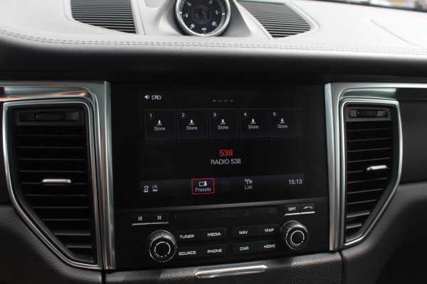 Porsche Macan 2.0 / Panoramadak / Camera / Luchtvering / Sportdesign+Chrono / 21'' / Adaptieve stoelen / CarPlay / Bose / DAB / Stoelverwarming / ACC