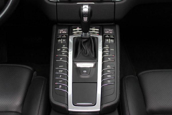 Porsche Macan 2.0 / Panoramadak / Camera / Luchtvering / Sportdesign+Chrono / 21'' / Adaptieve stoelen / CarPlay / Bose / DAB / Stoelverwarming / ACC