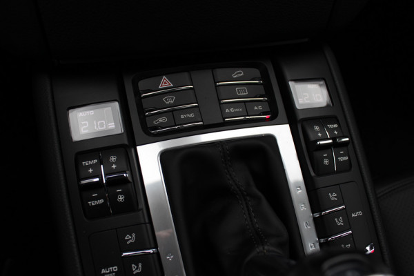 Porsche Macan 2.0 / Panoramadak / Camera / Luchtvering / Sportdesign+Chrono / 21'' / Adaptieve stoelen / CarPlay / Bose / DAB / Stoelverwarming / ACC