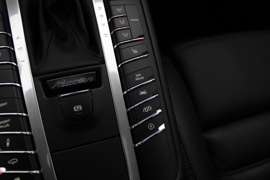 Porsche Macan 2.0 / Panoramadak / Camera / Luchtvering / Sportdesign+Chrono / 21'' / Adaptieve stoelen / CarPlay / Bose / DAB / Stoelverwarming / ACC
