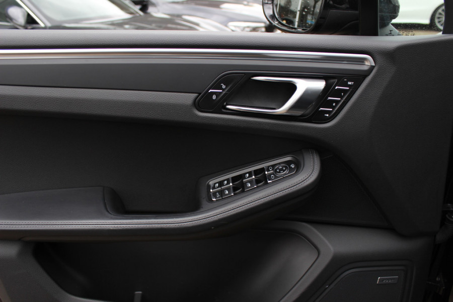 Porsche Macan 2.0 / Panoramadak / Camera / Luchtvering / Sportdesign+Chrono / 21'' / Adaptieve stoelen / CarPlay / Bose / DAB / Stoelverwarming / ACC