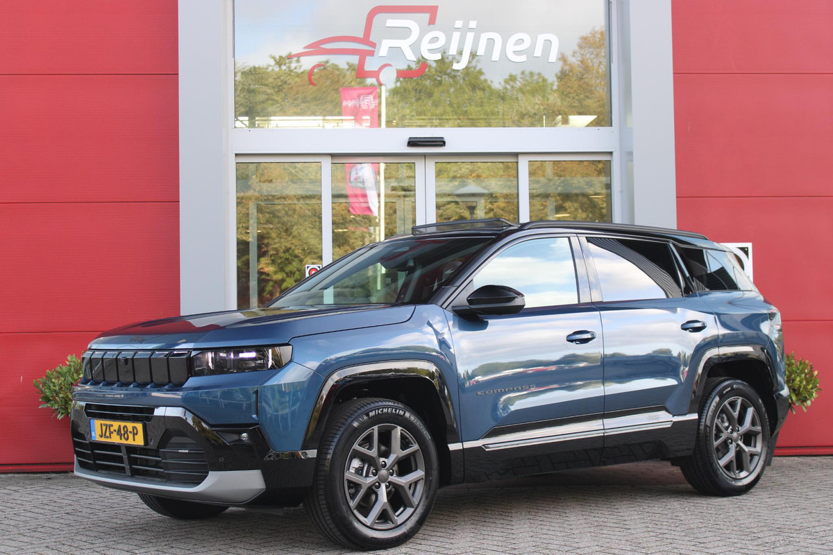 Jeep Compass 1.2 145PK e-Hybrid FIRST EDITION | PANORAMADAK: TWEEDELIG PANORAMISCH SCHUIF-/KANTELDAK | PREMIUM PACK: FOCAL PREMIUM AUDIO/STOELMASSAGE VÓÓR/STOELVENTILATIE VÓÓR/ELEKTRISCH VERSTELBARE VOORSTOELEN MET GEHEUGENFUNCTIE/GLANZEND ZWART GESPOTEN BUMPERS | CONVENIENCE PACK: 360° CAMERA /PARKEERSENSOREN VÓÓR, ACHTER & ZIJDELINGS/BLIND SPOT MONITORING/PEDAALVERWARMINGSPREVENTIE | PACIFIC BLUE | LED MATRIX KOPLAMPEN | 18" LICHTMETALEN VELGEN | VERLICHTE 7-SLEUFS GRILL | PRIVACY GLASS | STOEL/STUUR VERWARMING | VERWARMBARE VOORRUITRAND |SFEERVERLICHTING | ELEKTRISCH BEDIENBARE