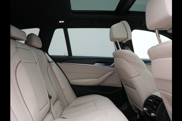 BMW 5 Serie Touring 530e M Sport PHEV 293pk Dealer O.H. | Active Steering | Trekhaak Af Fabriek | Panodak | Head Up | Adaptive Cruise | Adaptief Onderstel | Camera | Laser LED | Lederen Comfortstoelen Memory & Verwarmd | Sfeerverlichting | Blis |  Plug In Hybrid |