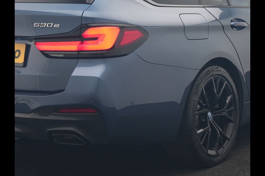 BMW 5 Serie Touring 530e M Sport PHEV 293pk Dealer O.H. | Active Steering | Trekhaak Af Fabriek | Panodak | Head Up | Adaptive Cruise | Adaptief Onderstel | Camera | Laser LED | Lederen Comfortstoelen Memory & Verwarmd | Sfeerverlichting | Blis |  Plug In Hybrid |